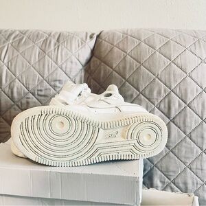 Nike Kids White Low-Top Sneakers with Hook-and-Loop Strap